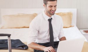collaboratore che usa il pc