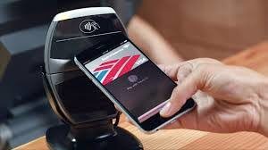 smartphone che fa pagamento con pos