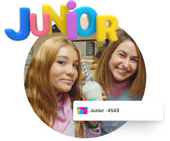 giovani con la scritta junior
