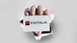 mano che tiene carta con la scritta fiditalia