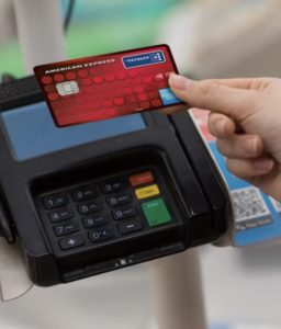 persona che avvicina la carta al pos