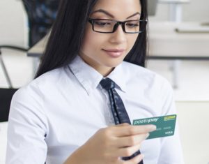 segretaria che tiene una postepay virtual in mano